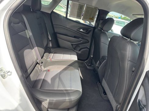 Used 2025 Chevrolet Trax LT w/ LT Convenience Package FWD image 24