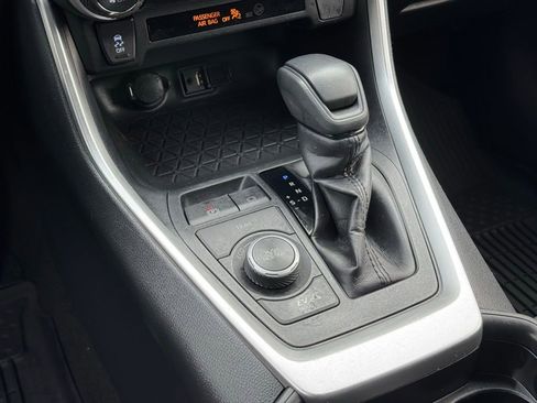 Used 2019 Toyota RAV4 LE AWD/4WD image 14