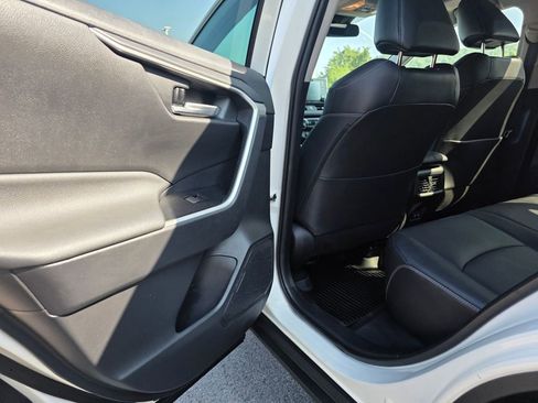 Used 2021 Toyota RAV4 XLE Premium image 9