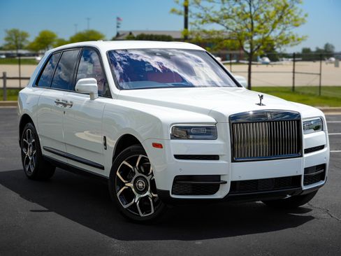 Used 2023 Rolls-Royce Cullinan Black Badge AWD/4WD image 2