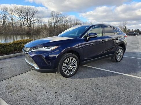 Used 2022 Toyota Venza XLE image 12