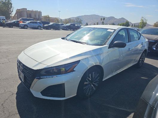 Used 2024 Nissan Altima 2.5 SV FWD image 2
