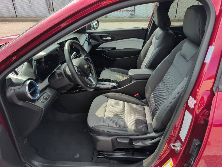 Used 2025 Chevrolet Trax LT w/ LT Convenience Package FWD image 8