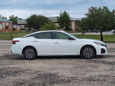 Used 2025 Nissan Altima 2.5 SV FWD image 8