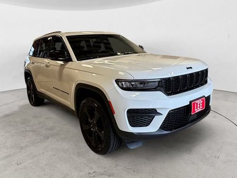 Used 2023 Jeep Grand Cherokee Altitude AWD/4WD image 8