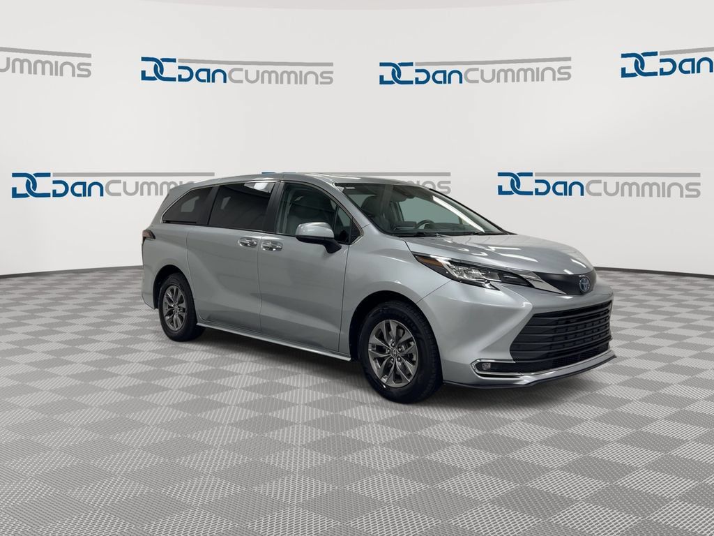 Used 2023 Toyota Sienna XLE AWD/4WD image 2