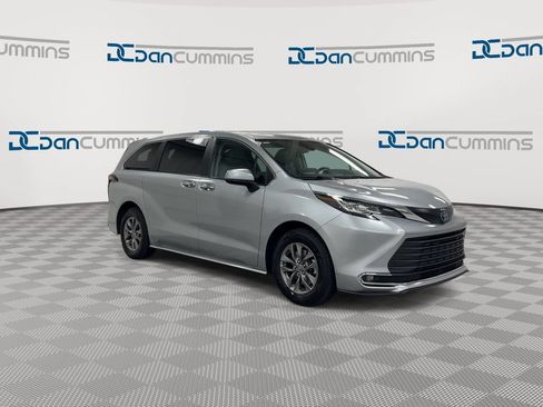 Used 2023 Toyota Sienna XLE AWD/4WD image 2