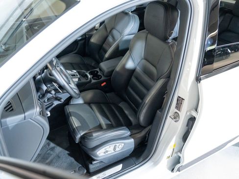 Certified 2022 Porsche Macan S AWD/4WD image 5