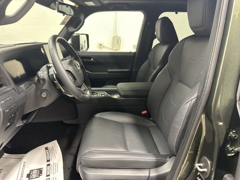 Used 2025 Lexus GX 550 w/ Accessory Package (2T) AWD/4WD image 18