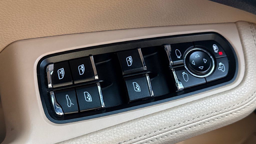Used 2019 Porsche Macan AWD/4WD image 35