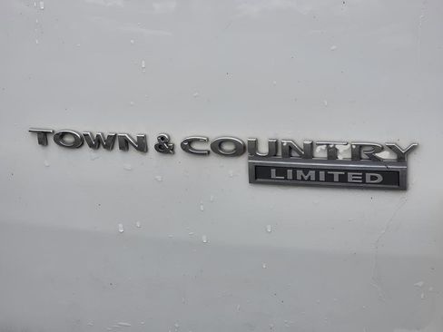 Used 2009 Chrysler Town & Country Limited w/ Entertainment Group #3 FWD image 12