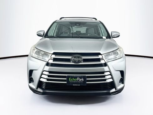 Used 2019 Toyota Highlander LE FWD image 2