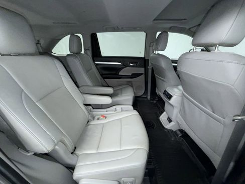 Used 2019 Toyota Highlander XLE image 19