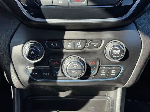 Used 2019 Jeep Cherokee Limited image 12