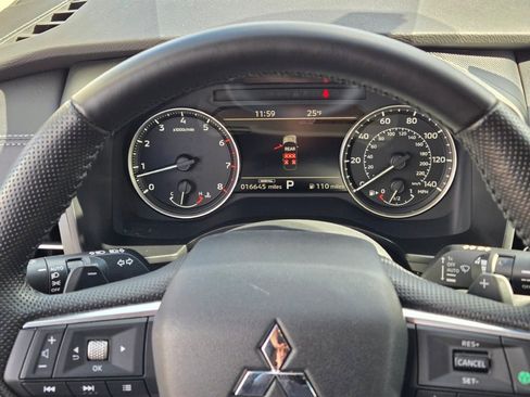 Used 2025 Mitsubishi Outlander SE image 33