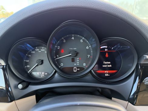 Certified 2022 Porsche Macan image 36