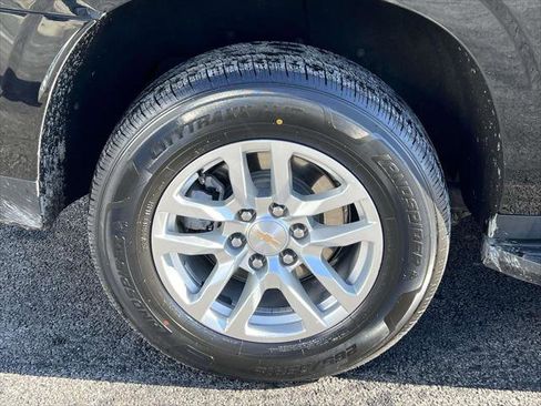 Used 2024 Chevrolet Suburban LT image 8