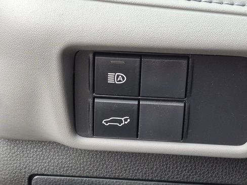 Used 2020 Toyota Highlander XLE AWD/4WD image 16