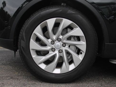 Certified 2025 Land Rover Discovery S image 10