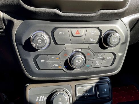 Used 2021 Jeep Renegade Latitude w/ Sun & Sound Group AWD/4WD image 36