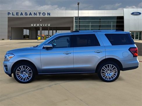 Used 2023 Ford Expedition Limited image 2