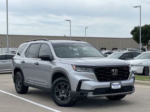 Certified 2025 Honda Pilot TrailSport image 2