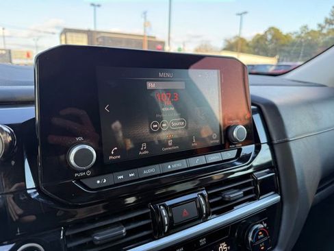 Used 2022 Nissan Pathfinder SV w/ SV Premium Package image 12