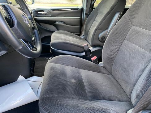 Used 2018 Dodge Grand Caravan SE FWD image 25
