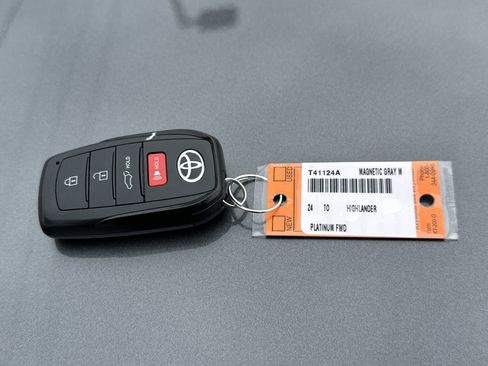 Used 2024 Toyota Highlander Platinum FWD image 37