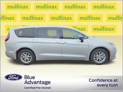 Used 2024 Chrysler Pacifica Touring-L FWD image 2