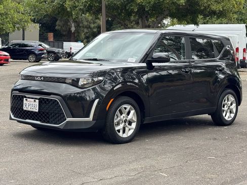 Used 2024 Kia Soul LX w/ Option Group 015 FWD image 3