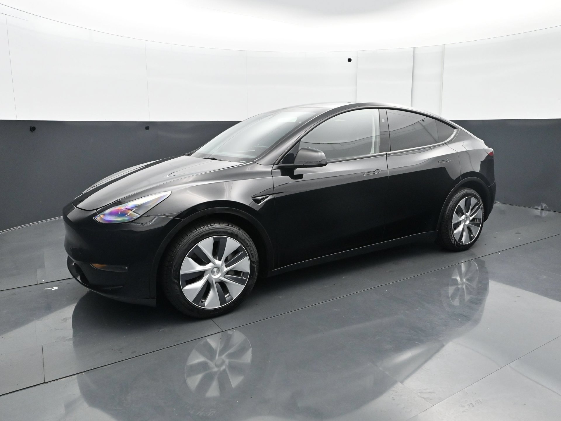 Used 2023 Tesla Model Y Long Range AWD/4WD image 2