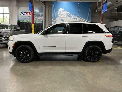 Certified 2024 Jeep Grand Cherokee Limited w/ Luxury Tech Group II AWD/4WD image 2