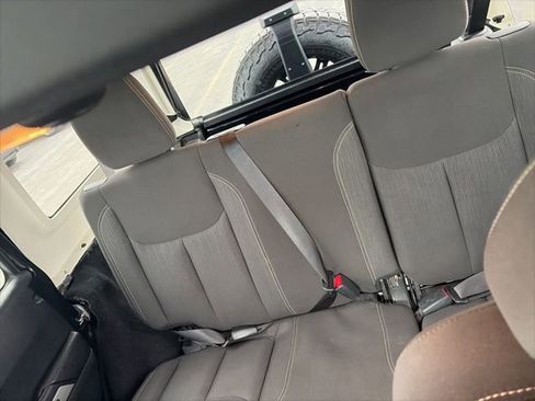 Used 2018 Jeep Wrangler Unlimited Sahara image 14