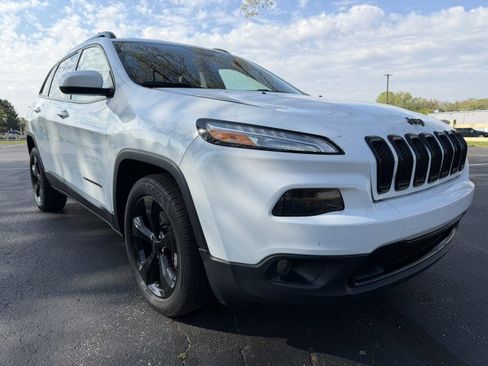 Used 2016 Jeep Cherokee Latitude w/ Cold Weather Group FWD image 1