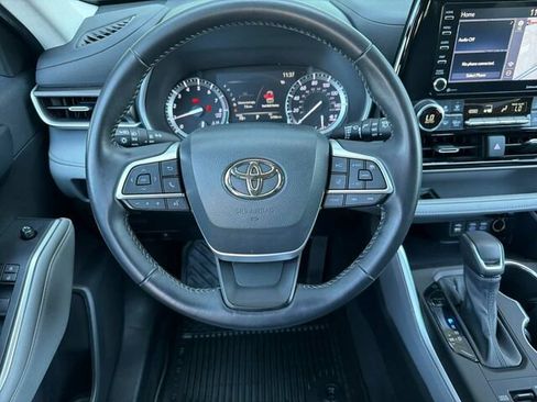 Used 2022 Toyota Highlander XLE AWD/4WD image 18