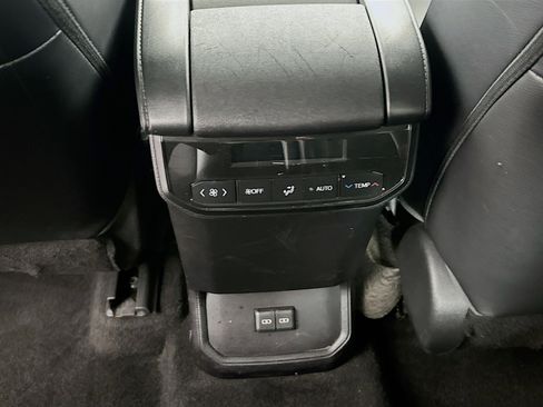 Used 2023 Toyota Highlander XLE AWD/4WD image 28