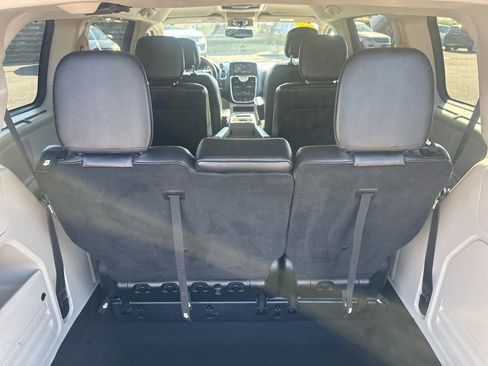 Used 2014 Chrysler Town & Country Touring-L w/ Driver Convenience Group FWD image 12