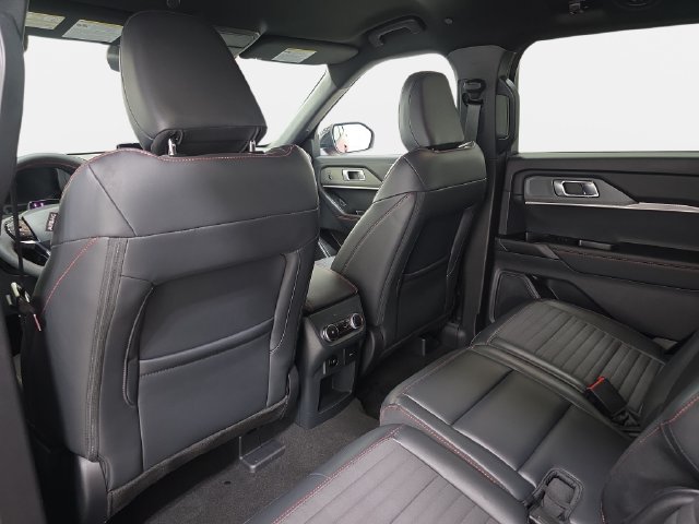 Used 2026 Ford Explorer ST-Line w/ ST-Line Street Pack AWD/4WD image 12