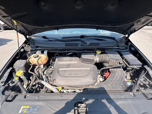 Used 2019 Chrysler Pacifica Touring-L FWD image 33