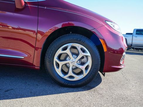 Used 2021 Chrysler Pacifica Limited w/ Uconnect Theater Family Group image 14