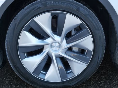 Used 2022 Tesla Model Y Long Range image 7