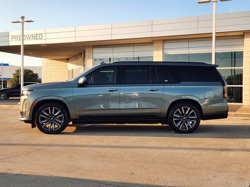 Used 2024 Cadillac Escalade ESV Sport Platinum AWD/4WD image 4