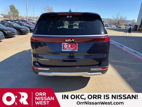 Used 2024 Kia Carnival LX image 4
