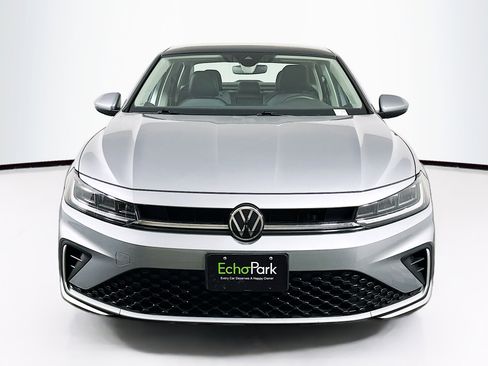 Used 2025 Volkswagen Jetta SE image 2