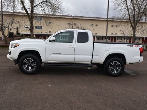 Used 2017 Toyota Tacoma TRD Sport w/ Premium & Technology Package image 3