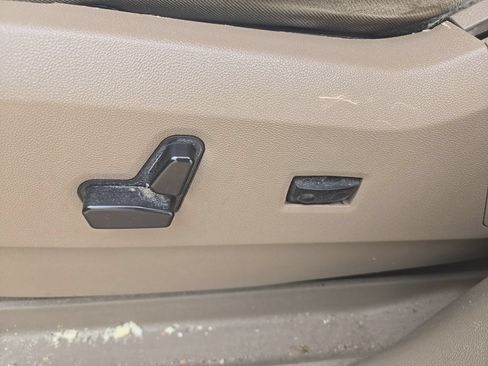 Used 2015 Chrysler Town & Country Touring-L FWD image 8