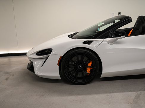 Used 2025 McLaren Artura Spider RWD image 9