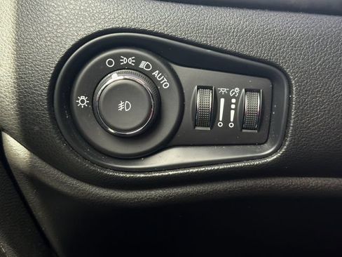 Used 2020 Jeep Renegade Latitude FWD image 26