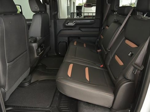 Used 2024 GMC Sierra 2500 AT4 image 33